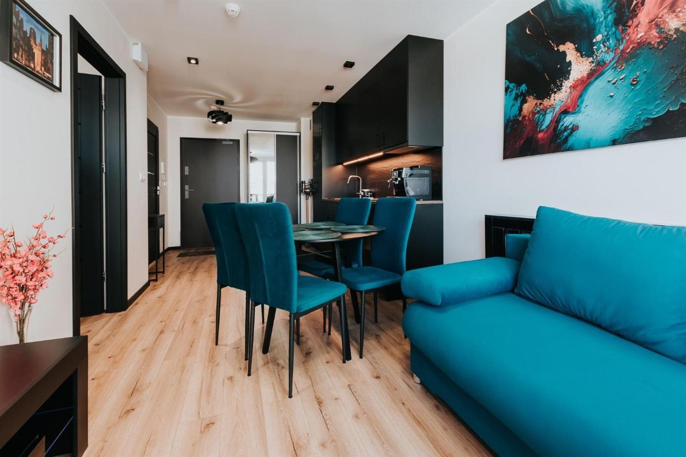 Blue Apartment Portovo — salon z aneksem kuchennym