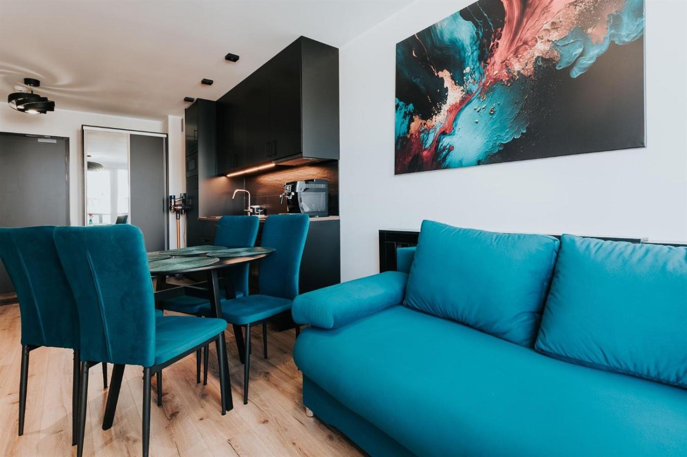 Salon z rozkładaną sofą — Blue Apartment Portovo