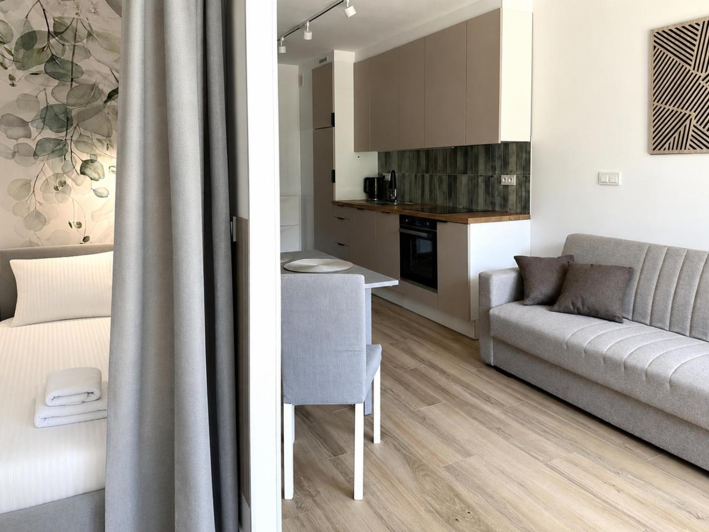 Greenwood Apartment Portovo — salon z aneksem kuchennym