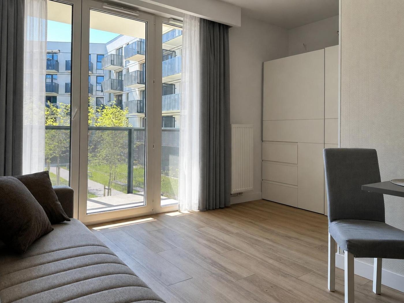 Salon i wyjście na balkon — Greenwood Apartment Portovo