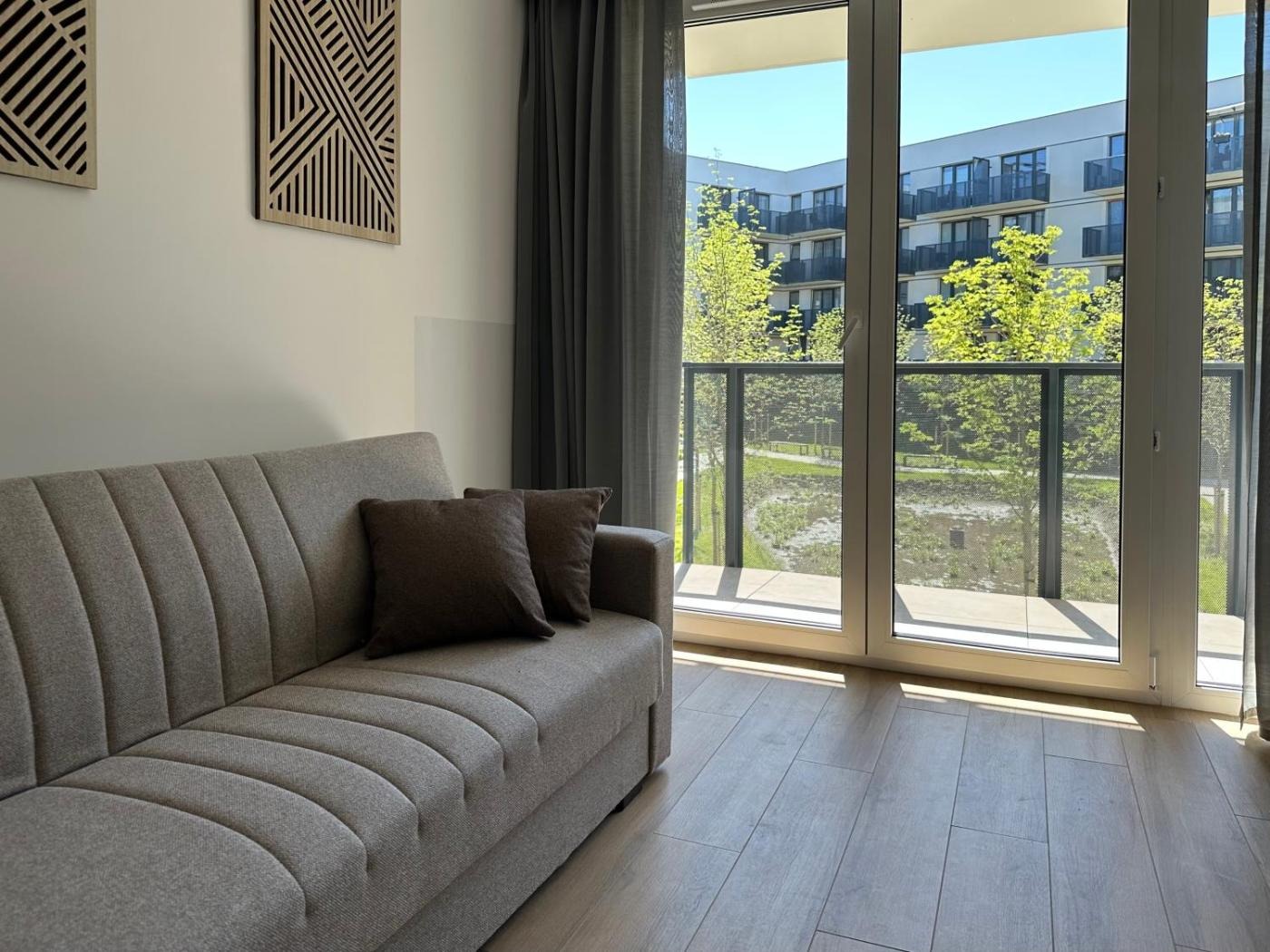 Rozkładana sofa w salonie — Greenwood Apartment Portovo