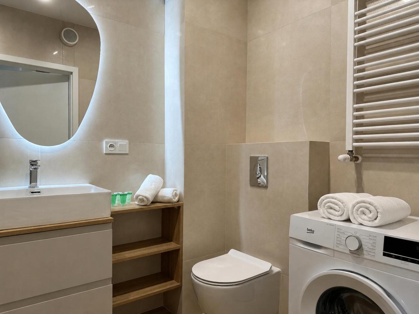 Łazienka z pralką — Greenwood Apartment Portovo