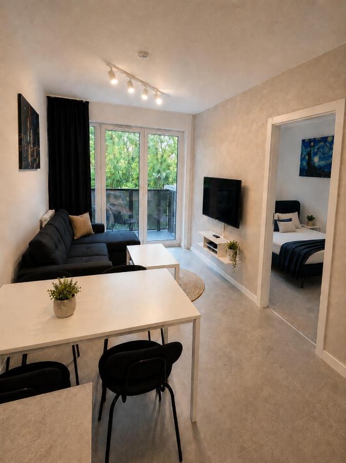 Salon i część jadalniana — Grey Apartment Portovo