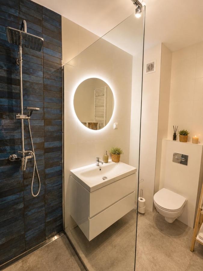 Łazienka z prysznicem — Grey Apartment Portovo