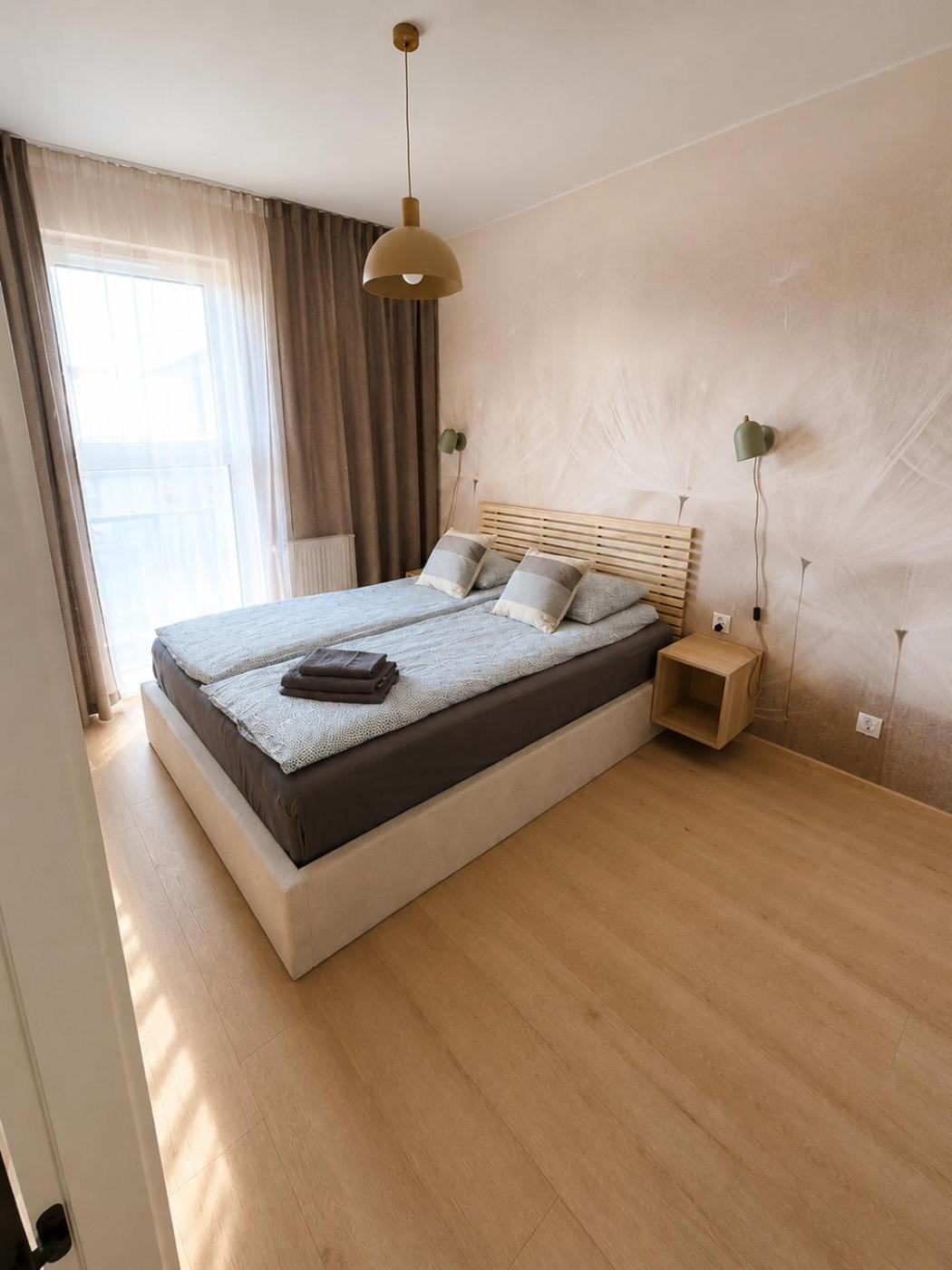 Sypialnia przy balkonie — Harmony Apartment Portovo
