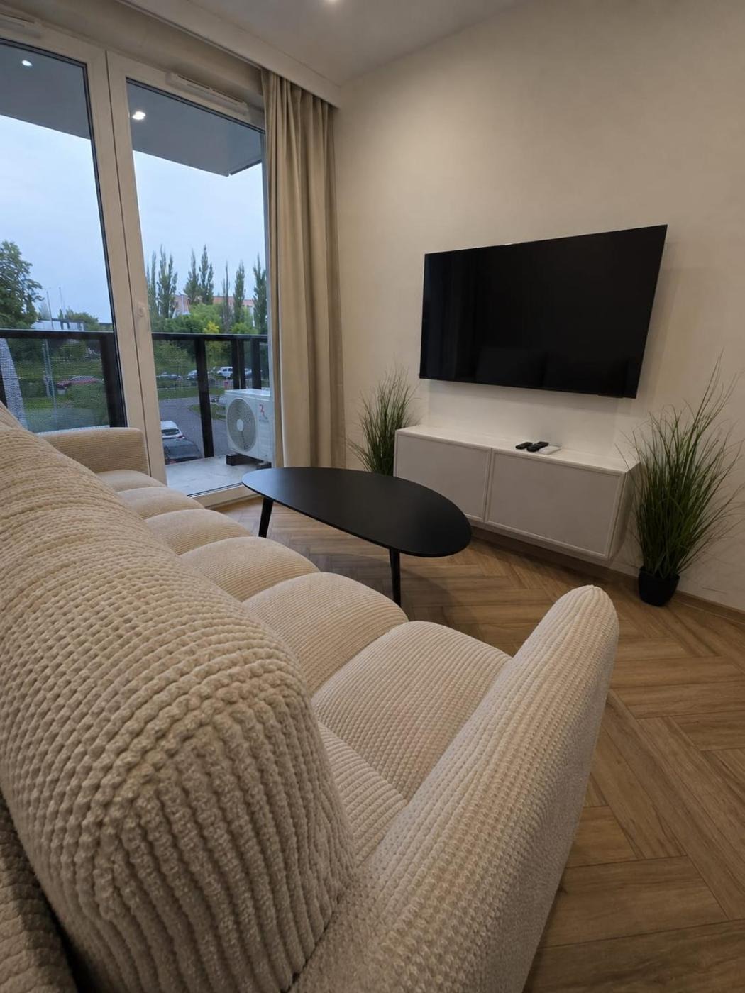 Salon i wyjście na balkon — Lumier Apartment Portovo