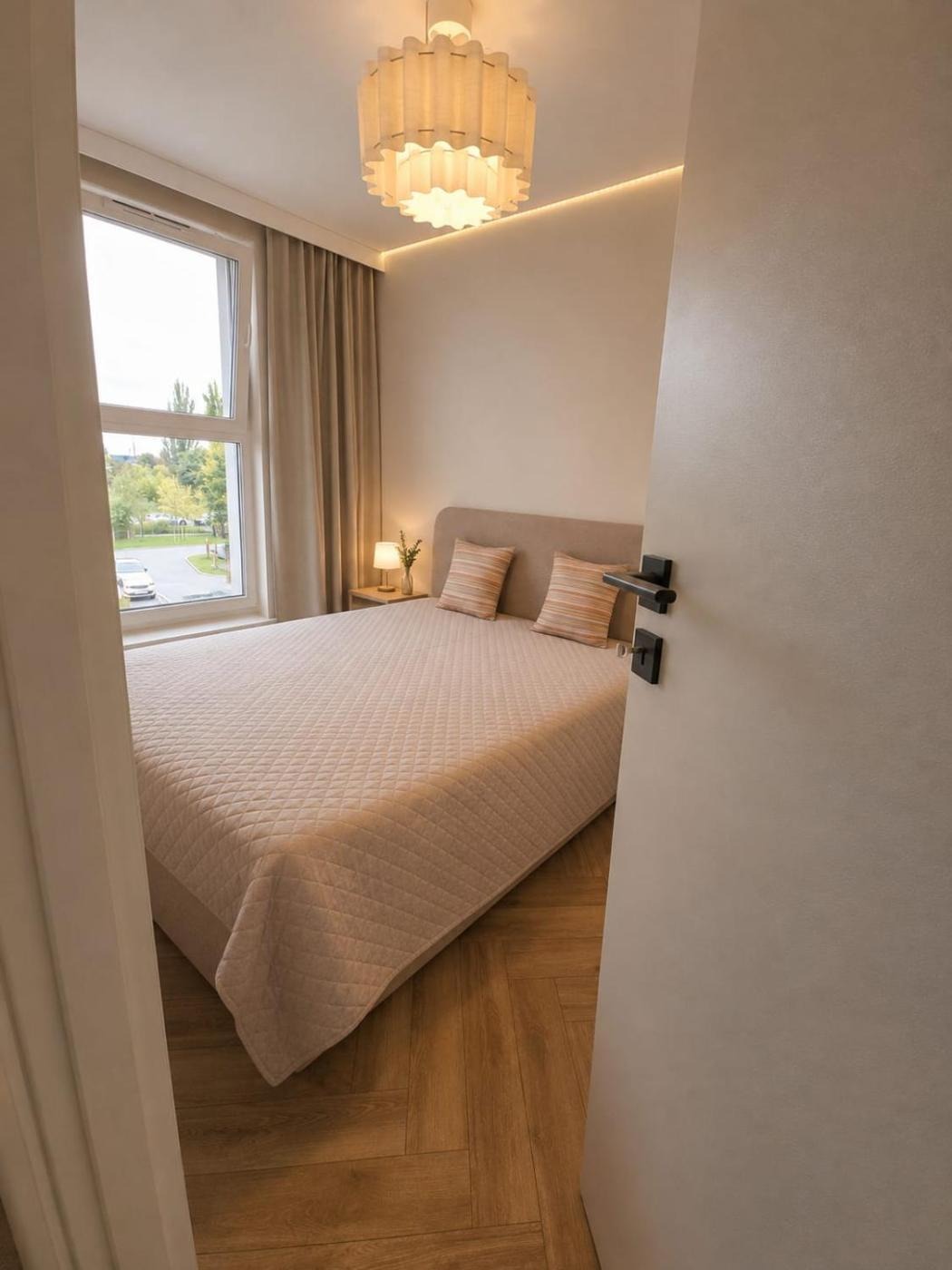 Sypialnia przy oknie — Lumier Apartment Portovo