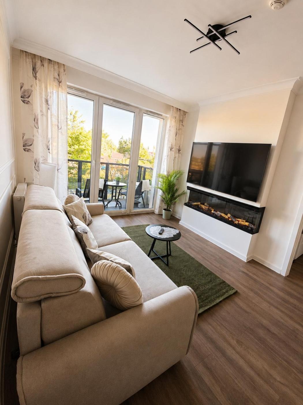 Salon z sofą — Marble Luxury Apartment Portovo