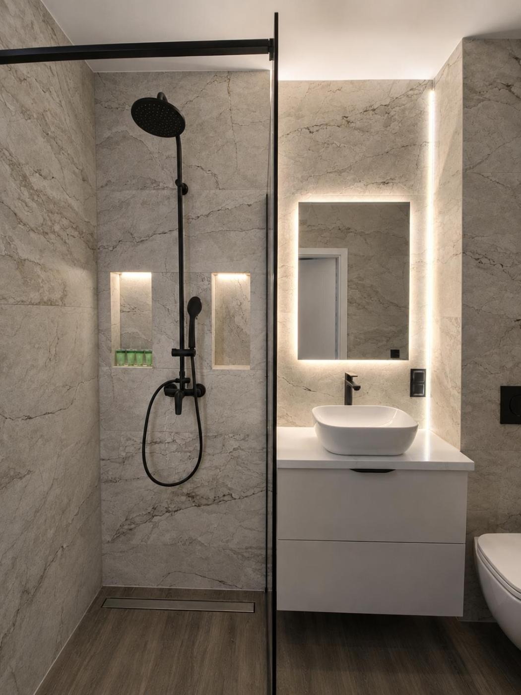 Łazienka z prysznicem — Marble Luxury Apartment Portovo