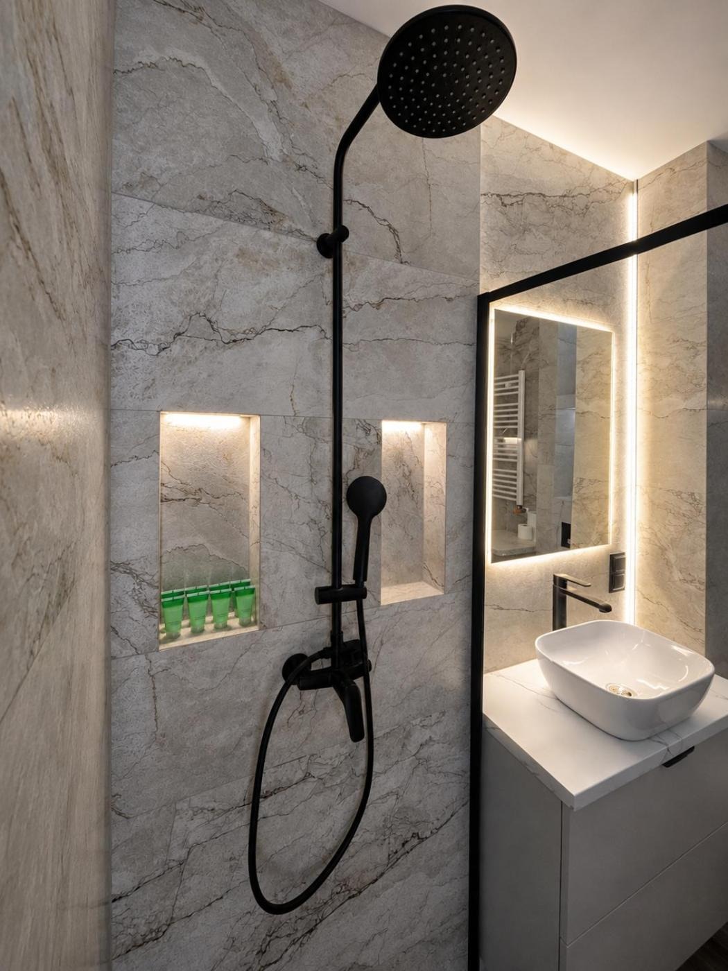 Prysznic walk-in — Marble Luxury Apartment Portovo