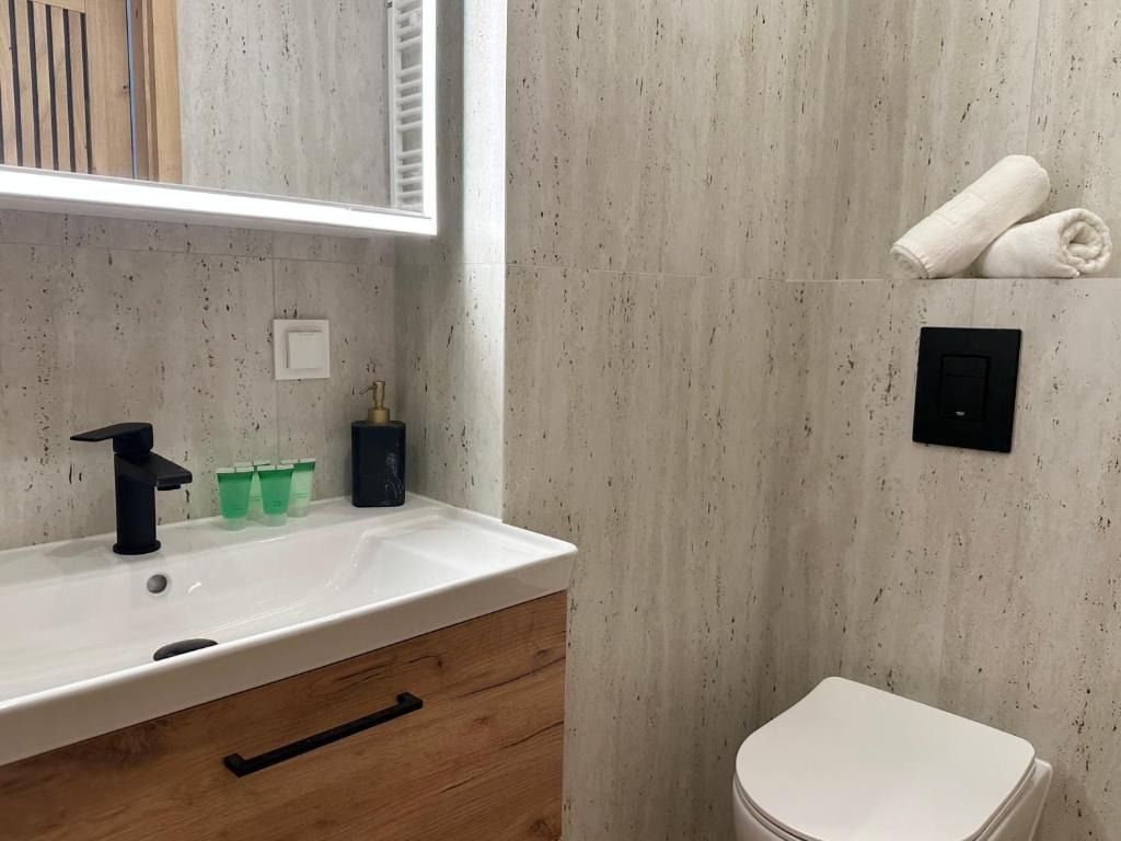 Umywalka i lustro — Scandiline Apartment Portovo
