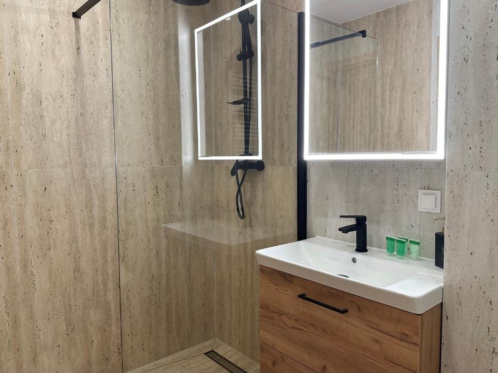 Łazienka z prysznicem — Scandiline Apartment Portovo