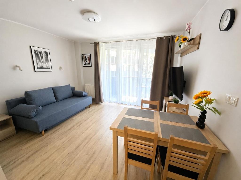 Sunflower Apartment Portovo — pokój z aneksem kuchennym
