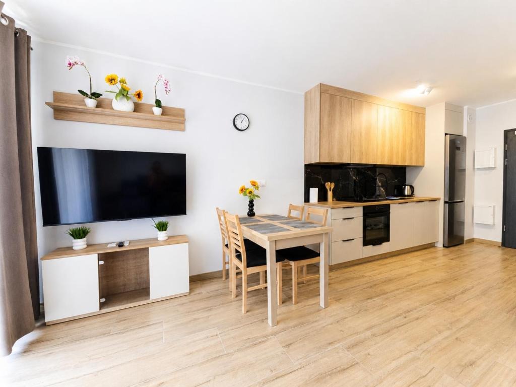 Widok na kuchnię i część jadalnianą — Sunflower Apartment Portovo