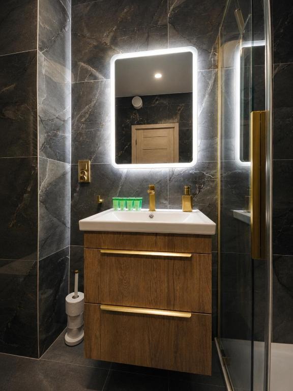 Umywalka i lustro — Sunflower Apartment Portovo