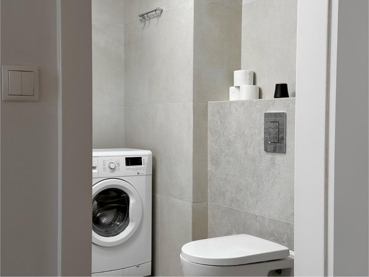Pralka w łazience — Św. Ducha City Center